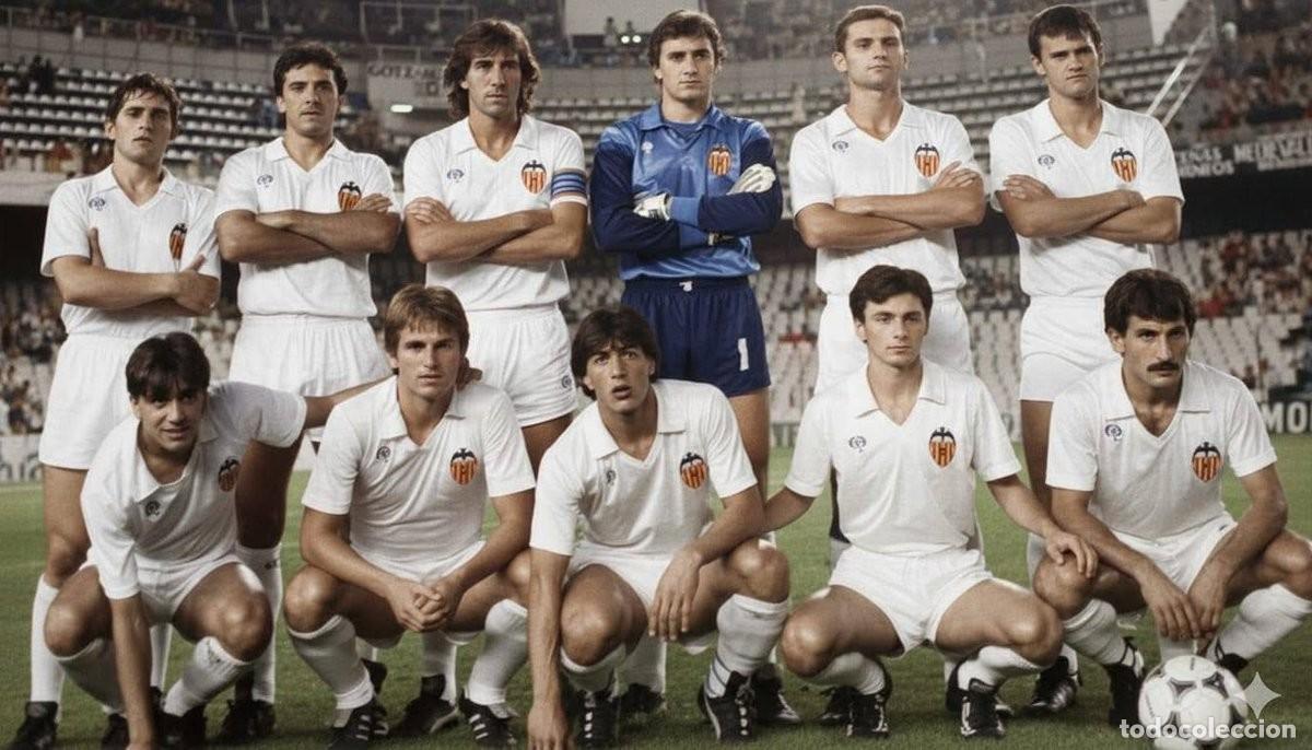 Coleccionismo deportivo: VALENCIA C.F. ALINEACI&Oacute;N PARTIDO COPA DEL REY 1983-1984 EN MESTALLA VS EL ALCOYANO. FOTO