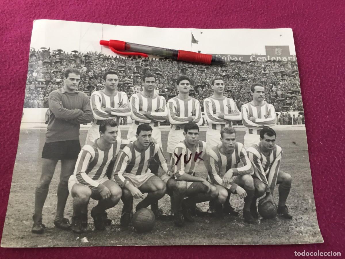 Coleccionismo deportivo: Gran Foto - Fotograf&iacute;a original de la plantilla del Real Betis Balompi&eacute; 1958 ---- 30 X 24 CM