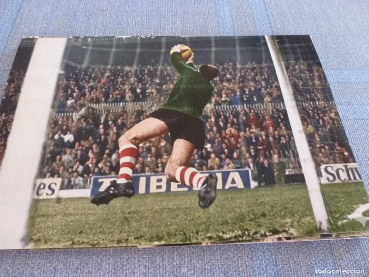 Coleccionismo deportivo: FOTO MATE (11 X 15) IRIBAR EN GRAN INTERVENCION CON EL ATH. CLUB DE BILBAO