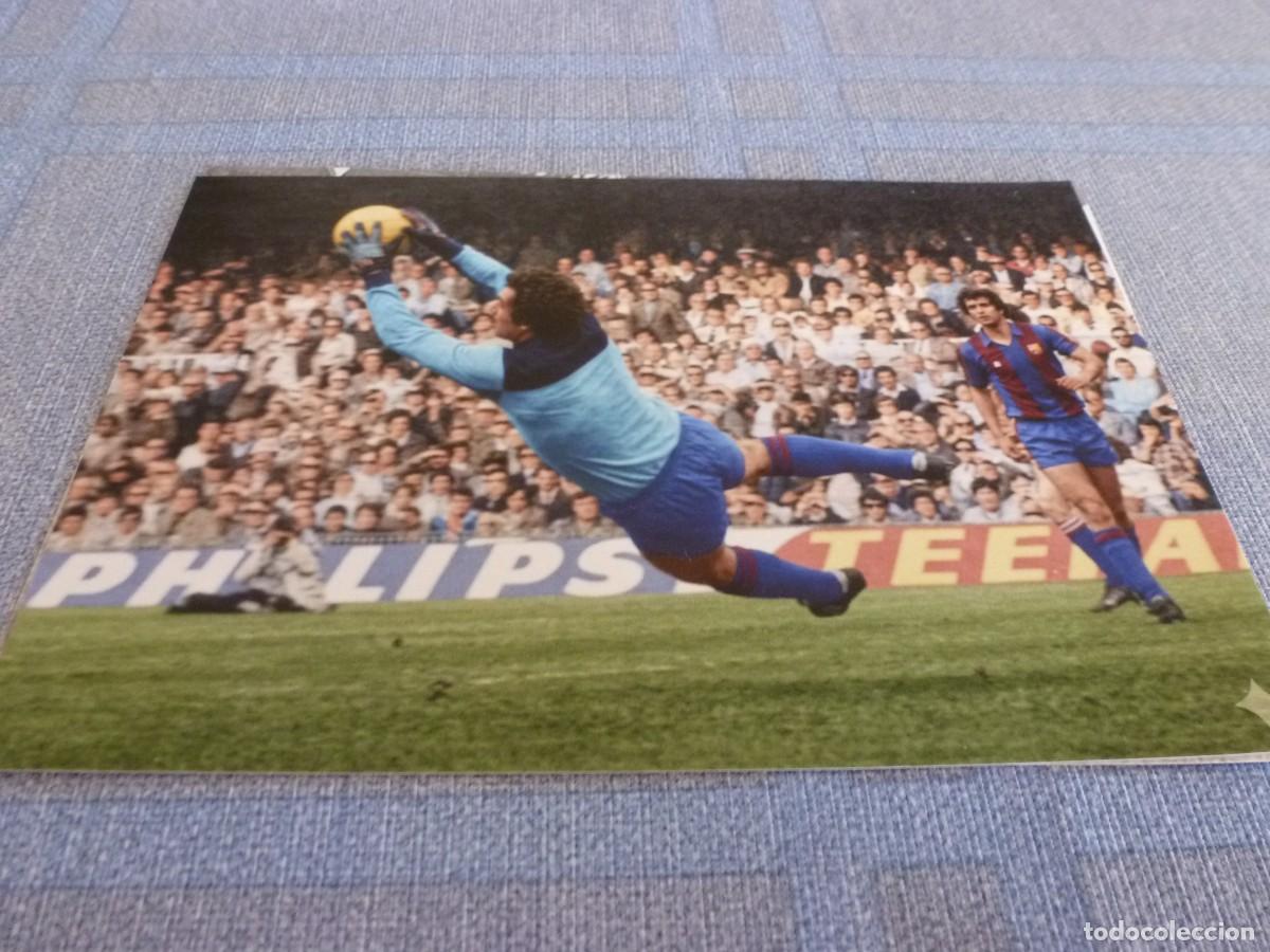 Coleccionismo deportivo: FOTO MATE (11 X 15) URRUTI BUENA PARADA EN EL CAMP NOU CON EL BAR&Ccedil;A
