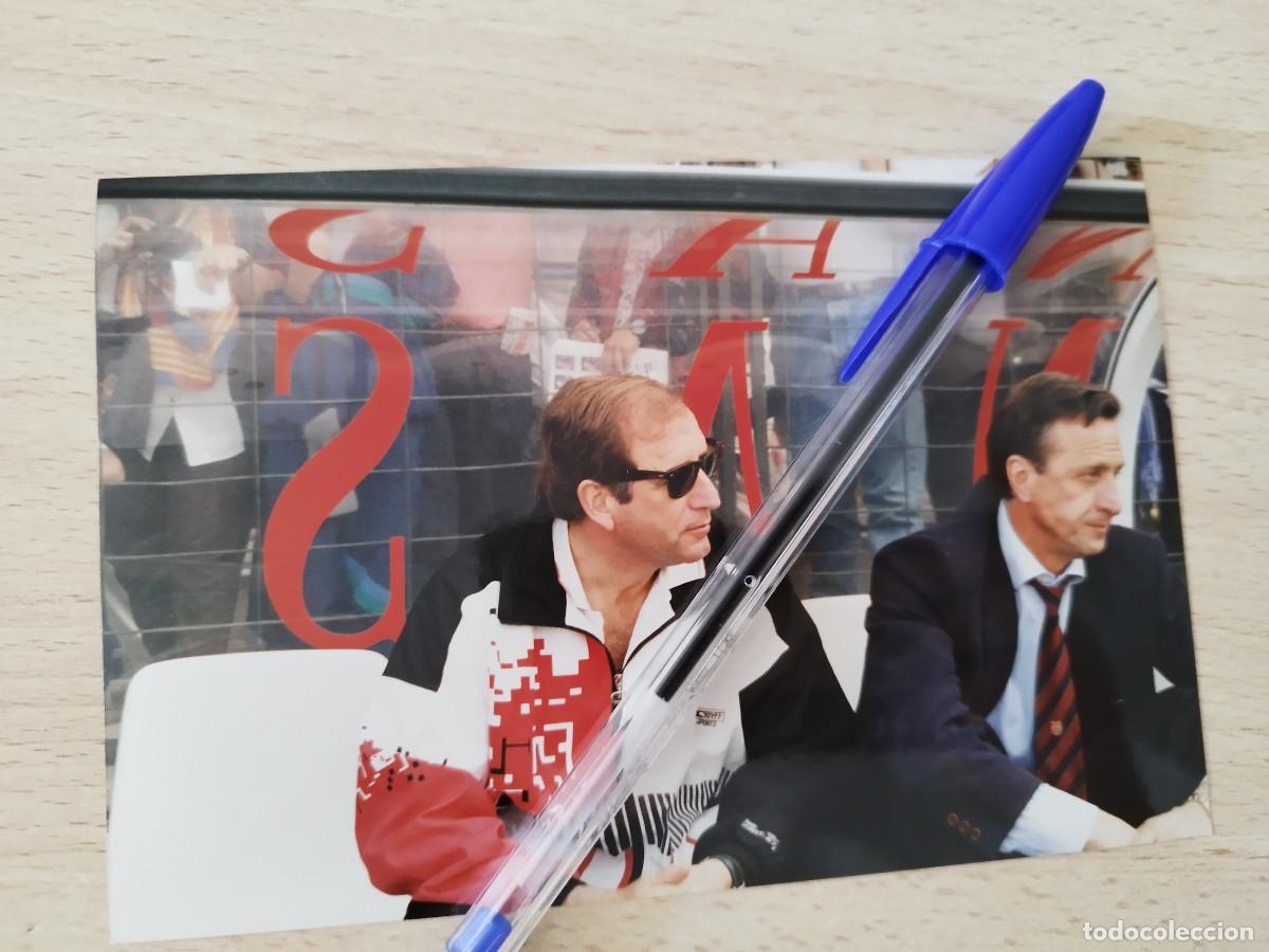 Coleccionismo deportivo: Foto original Johan Cruyff y Charly Rexach en el Banquillo del Barcelona