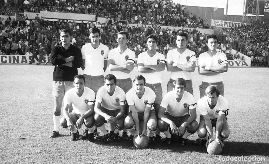 Coleccionismo deportivo: R. ZARAGOZA. ALINEACI&Oacute;N PARTIDO DE LIGA 1967-1968 EN LA ROMAREDA VS R. MADRID. FOTO