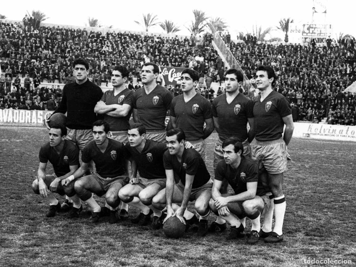 Coleccionismo deportivo: R. ZARAGOZA. ALINEACI&Oacute;N PARTIDO DE LIGA 1965-1966 EN ALTABIX VS EL ELCHE. FOTO
