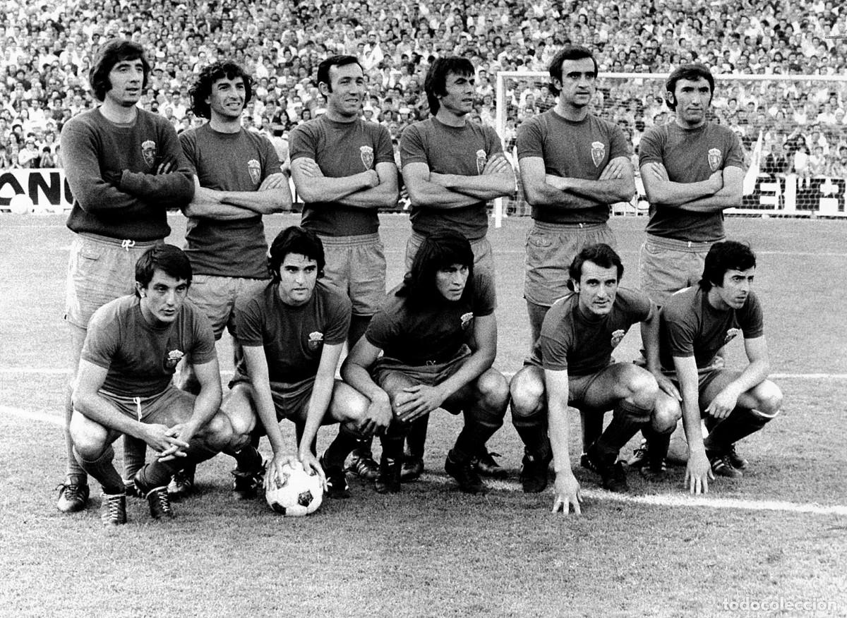 Coleccionismo deportivo: R. ZARAGOZA. ALINEACI&Oacute;N PARTIDO C. GENERAL&Iacute;SIMO 1974-1975 EN EL BERNAB&Eacute;U VS R. MADRID. FOTO