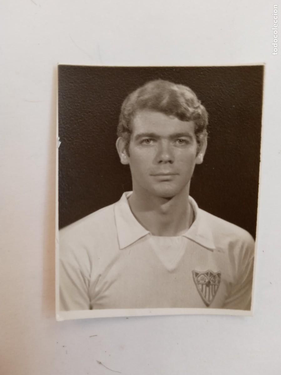 Coleccionismo deportivo: SEVILLA F.C. : FOTO DE CARNET DE JUGADOR CON LA CAMISETA SEVILLISTA .