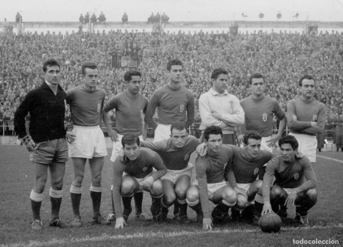 Coleccionismo deportivo: R. OVIEDO. ALINEACI&Oacute;N PARTIDO DE LIGA 1958-1959 EN EL MOLIN&Oacute;N VS S. GIJ&Oacute;N. FOTO