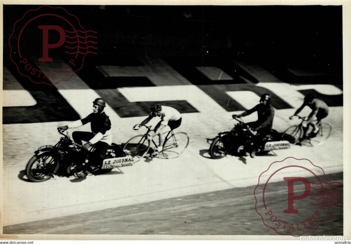 Coleccionismo deportivo: BUFFALLO MATCH FRANCE BELGIQUE IGNAT VIENT DE MOTO VELO BICI CICLISMO 18*13CM Photo Meurisse Paris