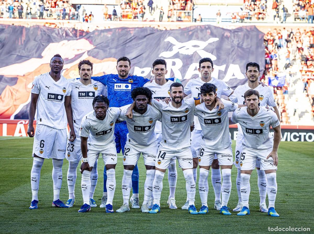 Coleccionismo deportivo: VALENCIA C.F. ALINEACI&Oacute;N PARTIDO DE LIGA 2025-2026 EN SON MOIX VS EL MALLORCA. FOTO
