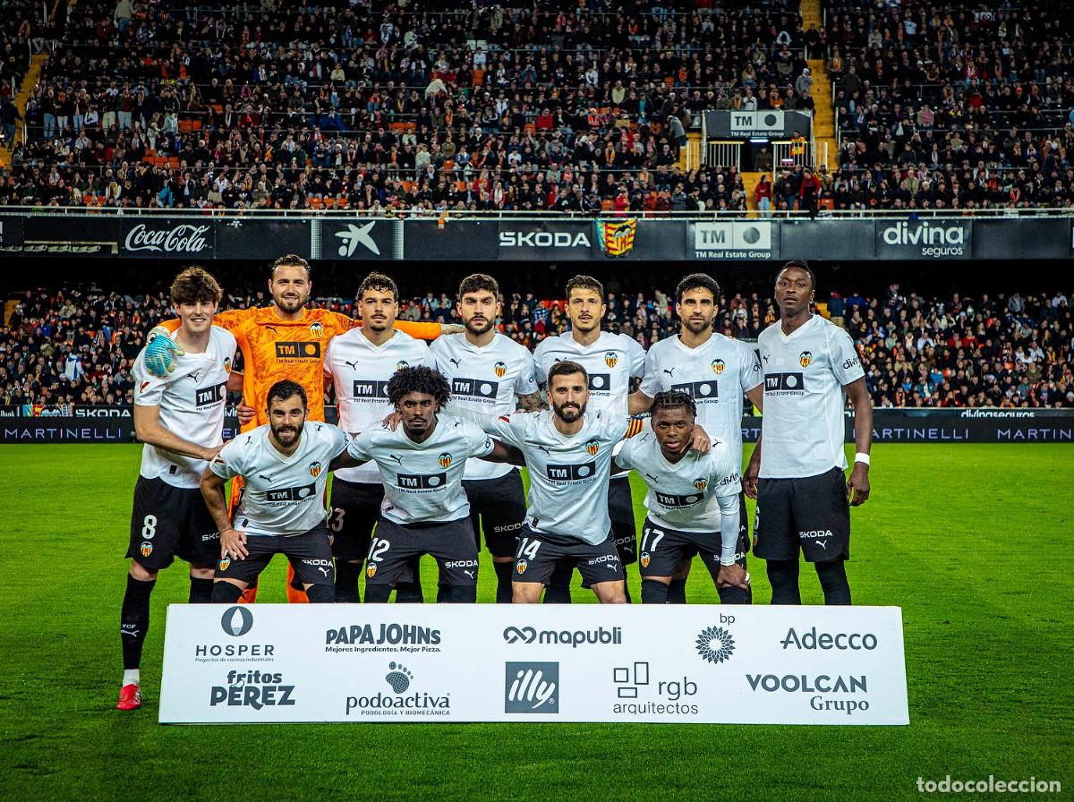 Coleccionismo deportivo: VALENCIA C.F. ALINEACI&Oacute;N PARTIDO DE LIGA 2025-2026 EN MESTALLA VS EL ALAV&Eacute;S. FOTO