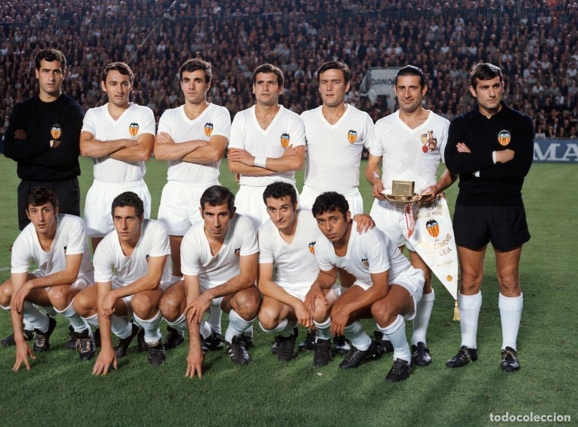 Coleccionismo deportivo: VALENCIA C.F. ALINEACI&Oacute;N PARTIDO HOMENAJE A MESTRE 1969 EN MESTALLA VS S. LIEJA. FOTO