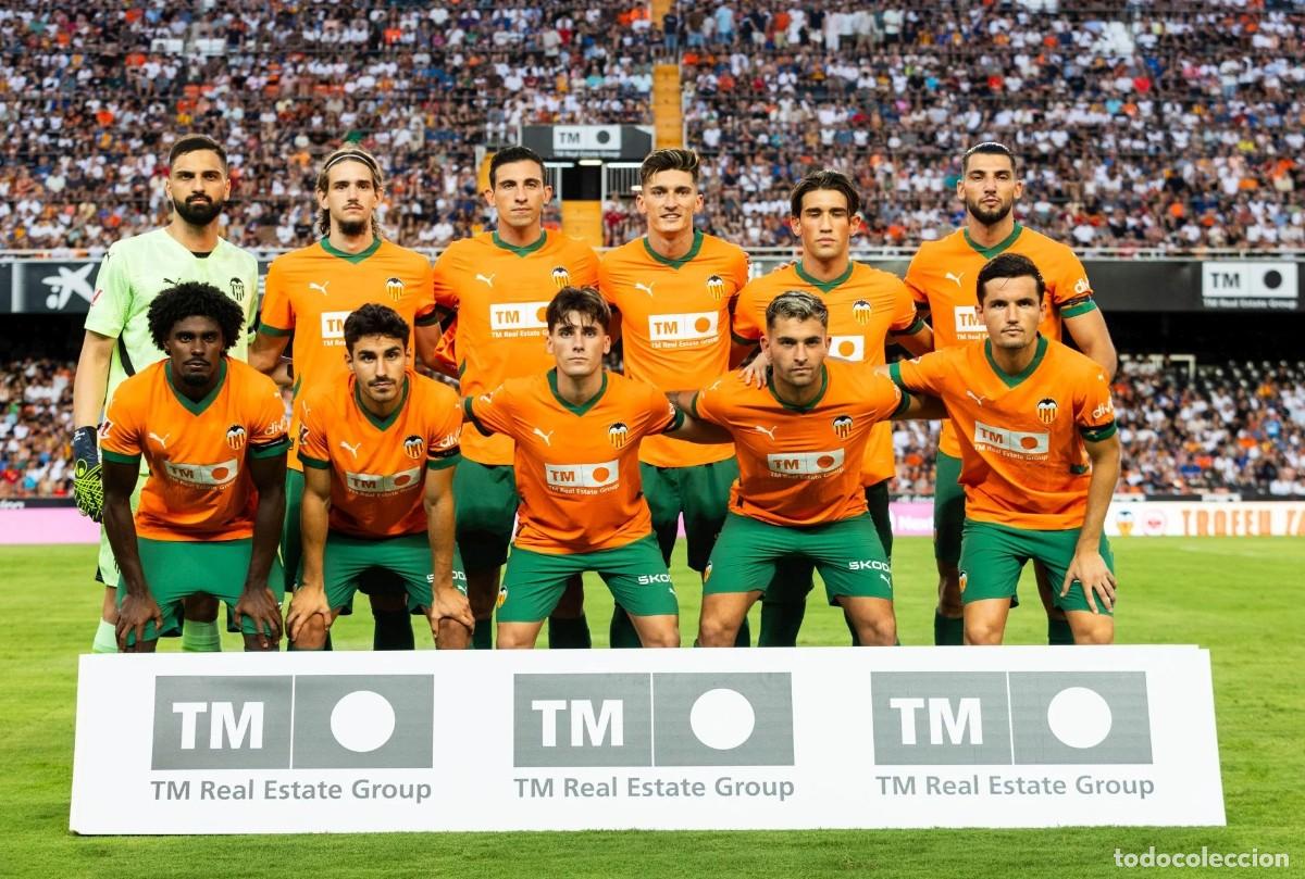 Coleccionismo deportivo: VALENCIA C.F. ALINEACI&Oacute;N TROFEO NARANJA 2024 EN MESTALLA VS EINTRACHT F. FOTO