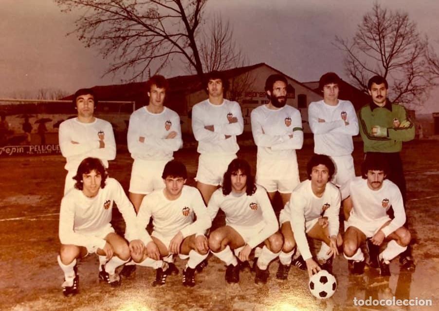 Coleccionismo deportivo: VALENCIA C.F. ALINEACI&Oacute;N PARTIDO AMISTOSO 1980 EN EL QUATRE CAMINS VS EL CANALS. FOTO