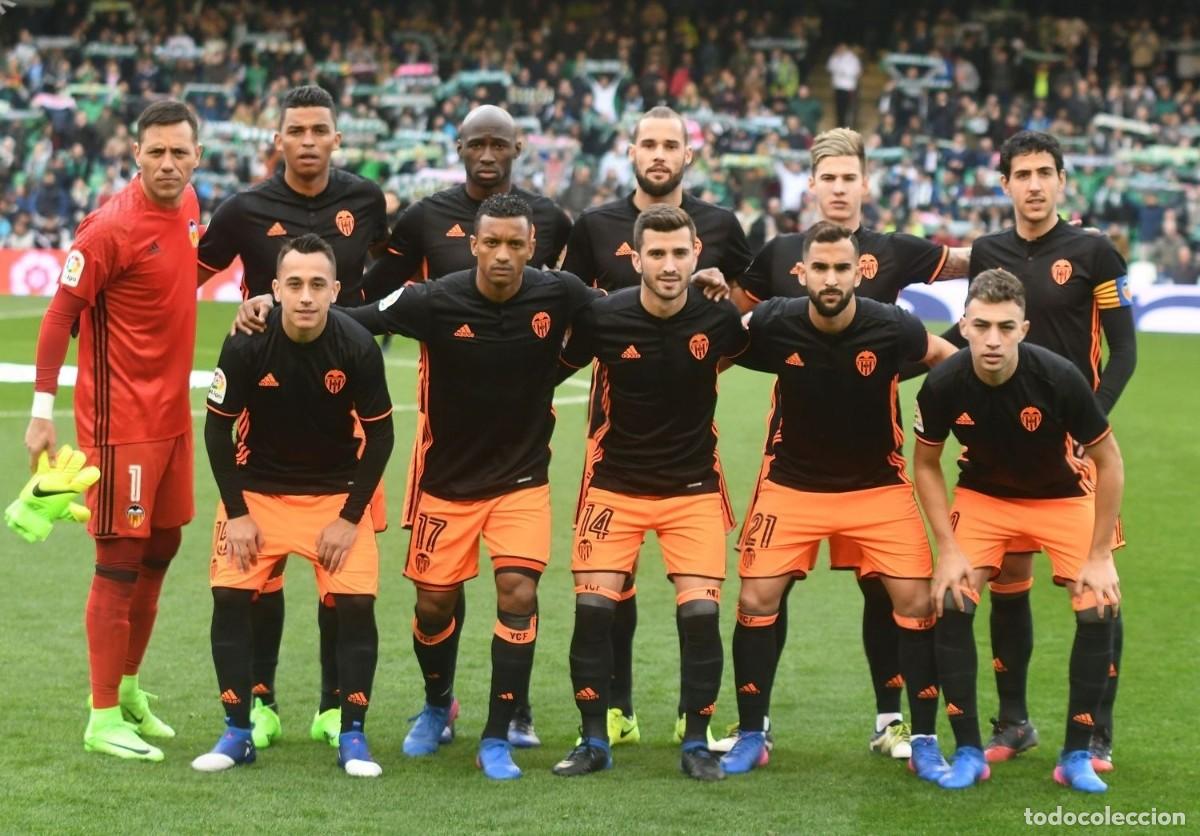 Coleccionismo deportivo: VALENCIA C.F. ALINEACI&Oacute;N PARTIDO DE LIGA 2015-2016 EN EL B. VILLAMAR&Iacute;N VS EL BETIS. FOTO