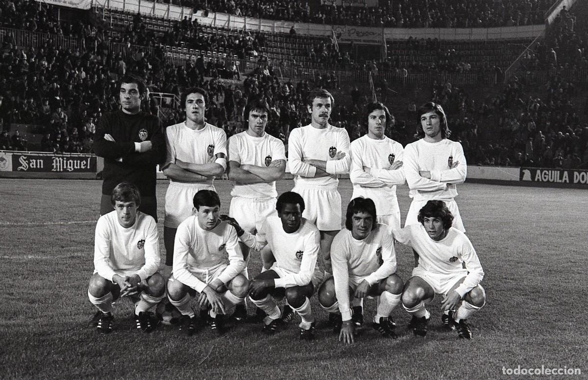 Coleccionismo deportivo: VALENCIA C.F. ALINEACI&Oacute;N PARTIDO DE LIGA 1975-1976 EN MESTALLA VS EL GRANADA. FOTO