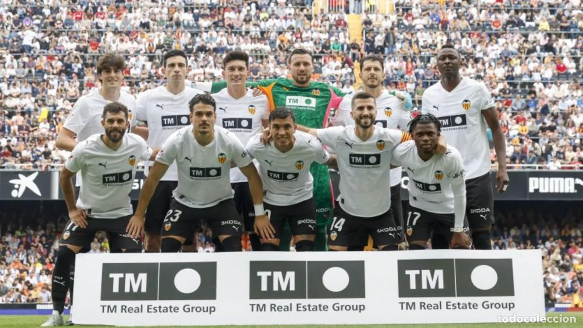 Coleccionismo deportivo: VALENCIA C.F. ALINEACI&Oacute;N PARTIDO DE LIGA 2025-2026 EN MESTALLA VS AT. MADRID. FOTO
