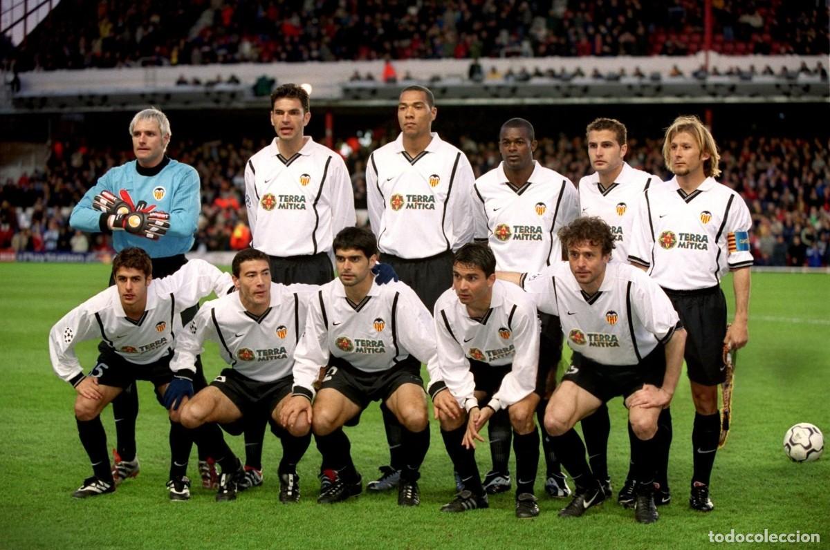Coleccionismo deportivo: VALENCIA C.F. ALINEACI&Oacute;N PARTIDO CHAMPIONS 2000-2001 EN VS EL ARSENAL. FOTO