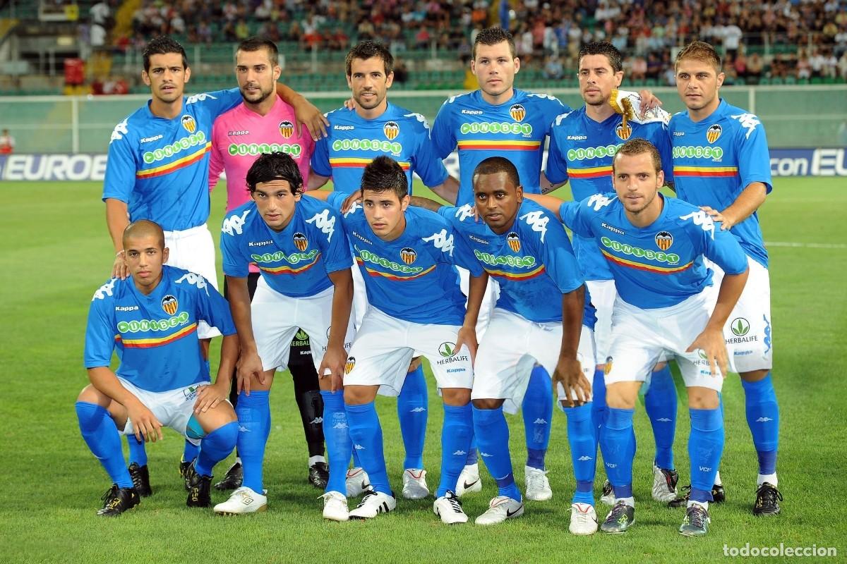 Coleccionismo deportivo: VALENCIA C.F. ALINEACI&Oacute;N PARTIDO AMISTOSO 2010 EN EL RENZO BARBERA VS EL N&Aacute;POLES. FOTO