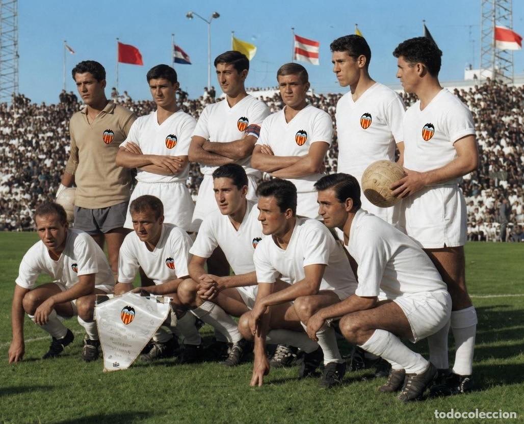 Coleccionismo deportivo: VALENCIA C.F. ALINEACI&Oacute;N PARTIDO TROFEO CARRANZA 1963 EN C&Aacute;DIZ VS EL BARCELONA. FOTO