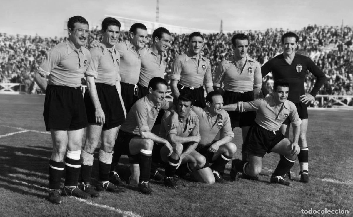 Coleccionismo deportivo: VALENCIA C.F. ALINEACI&Oacute;N PARTIDO DE LIGA 1945-1946 EN CHAMART&Iacute;N VS R.MADRID. FOTO