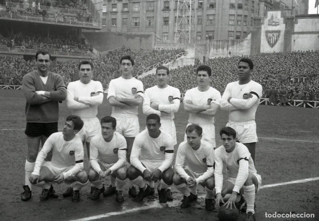 Coleccionismo deportivo: VALENCIA C.F. ALINEACI&Oacute;N PARTIDO DE LIGA 1962-1963 EN SAN MAM&Eacute;S VS ATH. BILBAO. FOTO