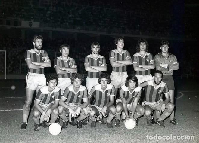 Coleccionismo deportivo: VALENCIA C.F. ALINEACI&Oacute;N TROFEO NARANJA 1978 EN MESTALLA VS EL AJAX. FOTO
