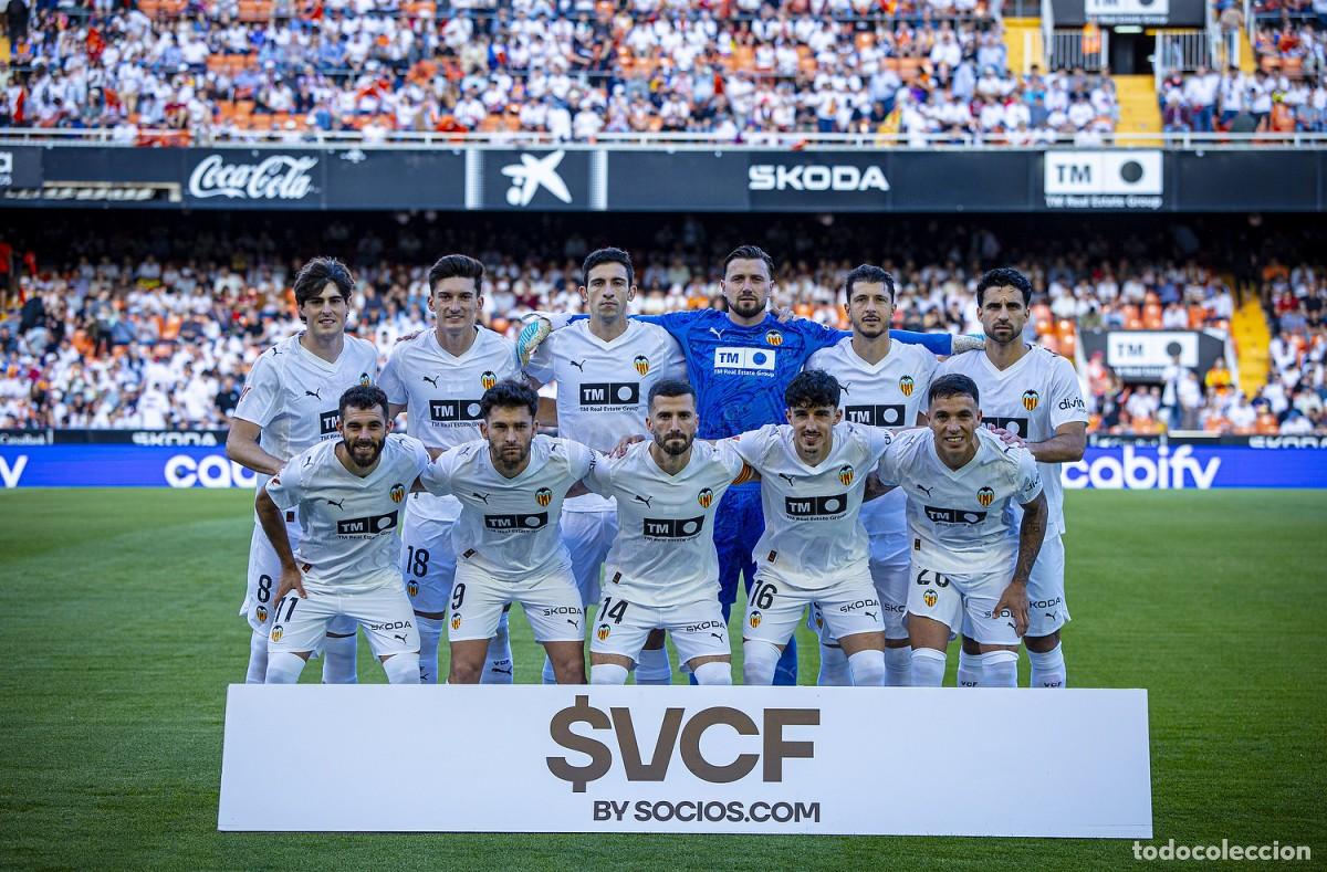 Coleccionismo deportivo: VALENCIA C.F. ALINEACI&Oacute;N PARTIDO DE LIGA 2025-2026 EN MESTALLA VS RAYO V. FOTO