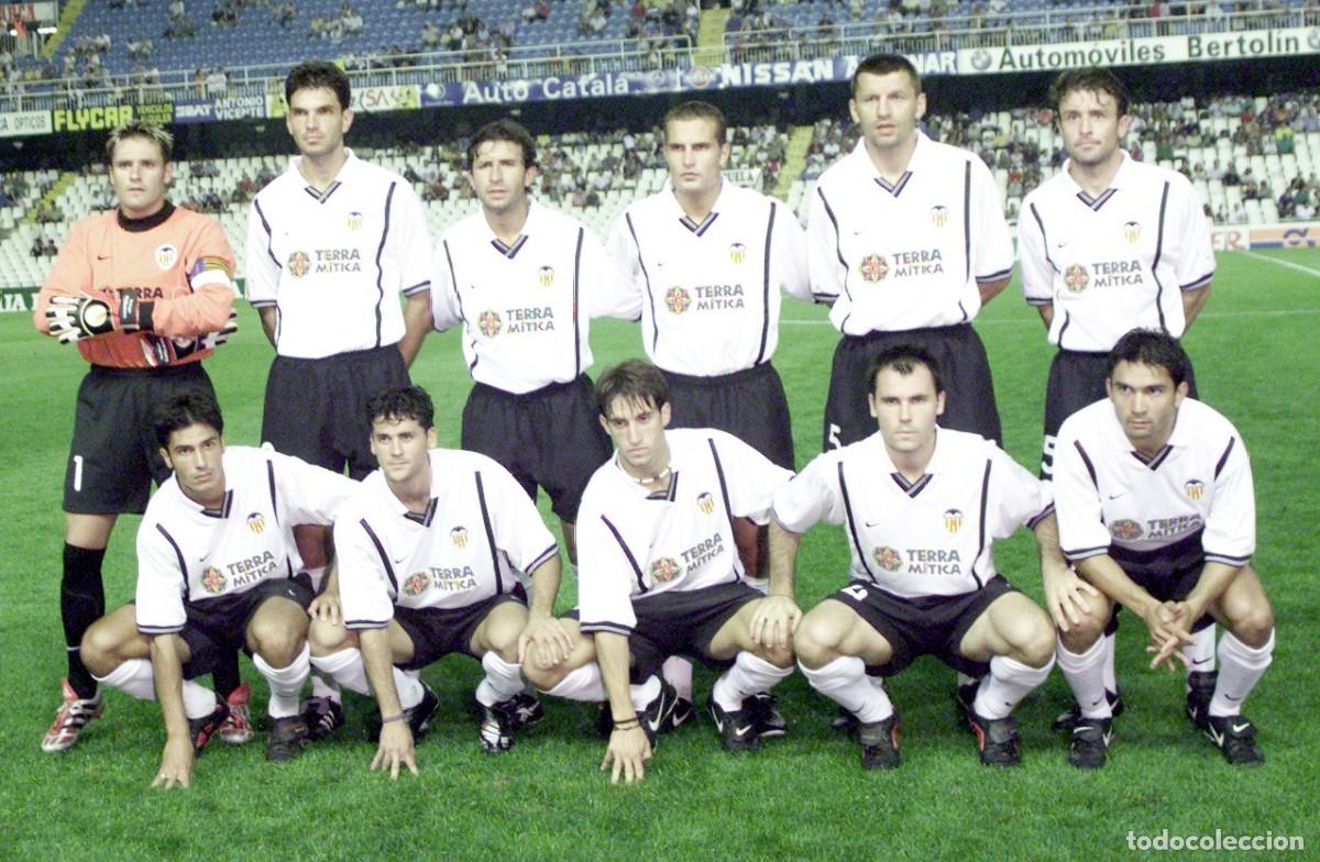 Coleccionismo deportivo: VALENCIA C.F. ALINEACI&Oacute;N TROFEO NARANJA 2000 EN MESTALLA VS EL PARMA. FOTO