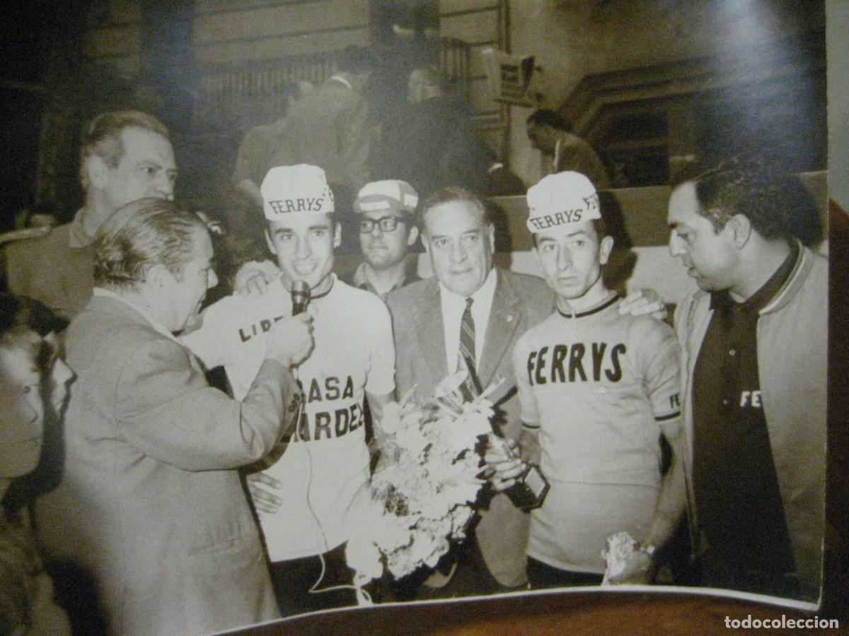 Coleccionismo deportivo: antigua fotografia de ciclismo . ciclistas equipo Ferrys a&ntilde;os 60 . 23/ 18 cm