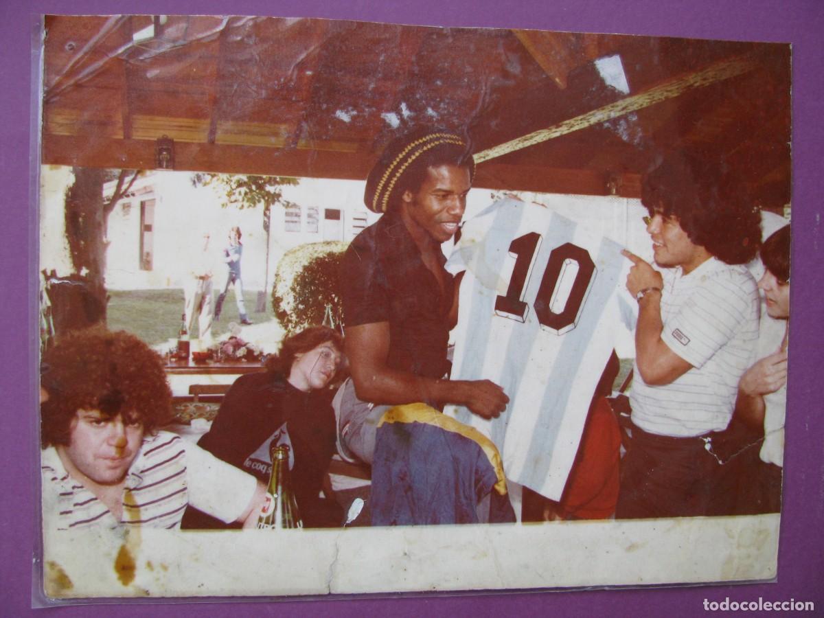 Coleccionismo deportivo: FOTO ORIGINAL, DIEGO MARADONA Y EDDY GRANT. ASADO VILLA DEVOTO, 1981. PLASTIFICADA, MAL ESTADO.