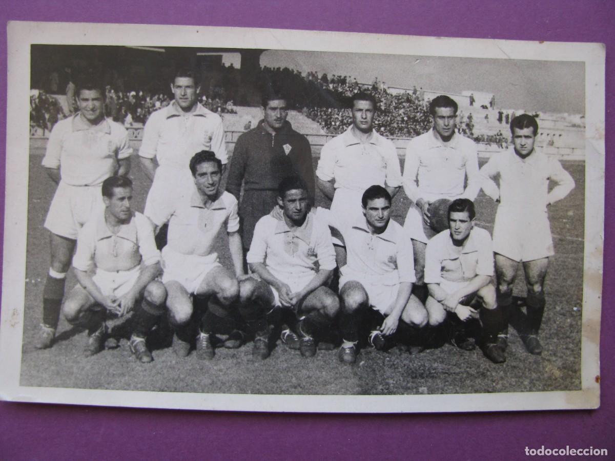 Coleccionismo deportivo: FOTO RCD CORDOBA TEMPORADA A&Ntilde;OS 1945-46 CON FIRMAS EN EL REVERSO. 14X9 CM