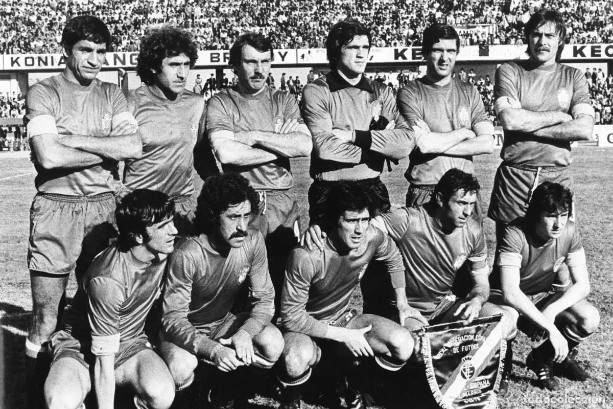 Coleccionismo deportivo: SELECCI&Oacute;N ESPA&Ntilde;OLA DE F&Uacute;TBOL. ALINEACI&Oacute;N PARTIDO CLASIF. EUROC. 1980 EN LIMASOL VS CHIPRE. FOTO