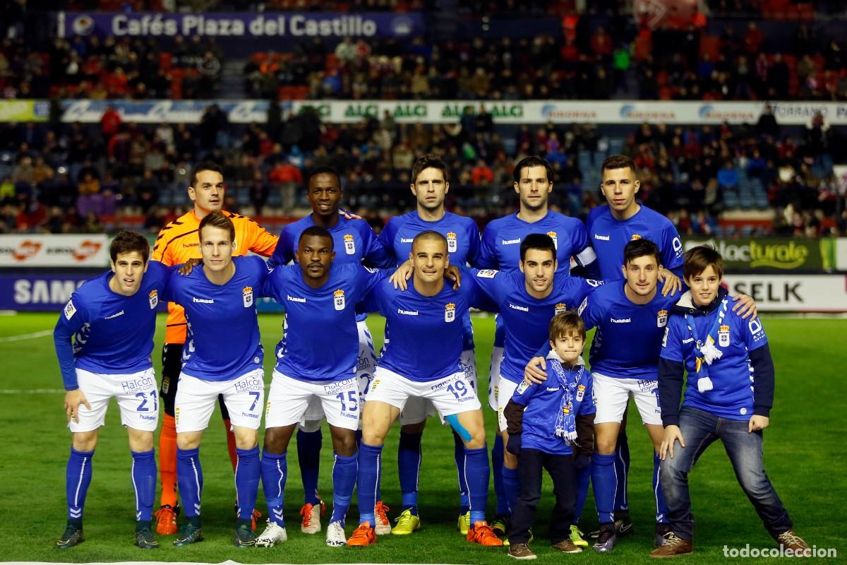 Coleccionismo deportivo: R. OVIEDO. ALINEACI&Oacute;N PARTIDO DE LIGA 2015-2016 EN EL SADAR VS OSASUNA. FOTO