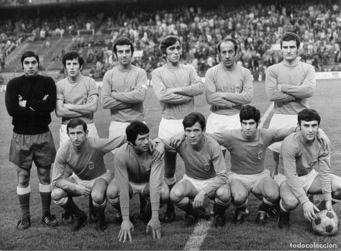 Coleccionismo deportivo: R. OVIEDO. ALINEACI&Oacute;N PARTIDO C. GENERAL&Iacute;SIMO 1970-1971 EN EL CALDER&Oacute;N VS AT. MADRID. FOTO