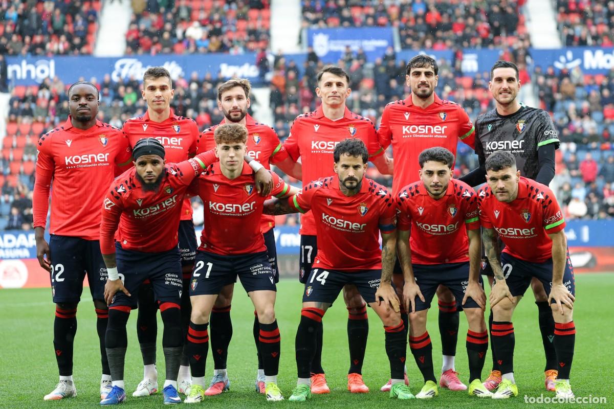 Coleccionismo deportivo: AT. OSASUNA. ALINEACI&Oacute;N PARTIDO DE LIGA 2025-2026 EN EL SADAR VS VILLARREAL. FOTO