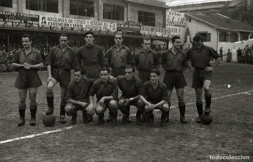 Coleccionismo deportivo: AT. OSASUNA. ALINEACI&Oacute;N PARTIDO DE LIGA 1942-1943 EN ATOCHA VS R. SOCIEDAD. FOTO