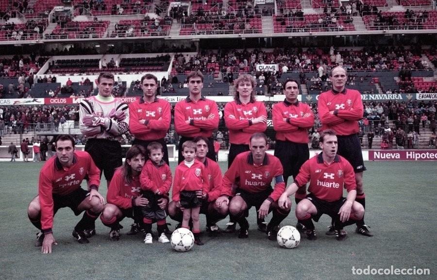 Coleccionismo deportivo: AT. OSASUNA. ALINEACI&Oacute;N PARTIDO DE LIGA 1993-1994 EN EL SADAR VS EL VALLADOLID. FOTO