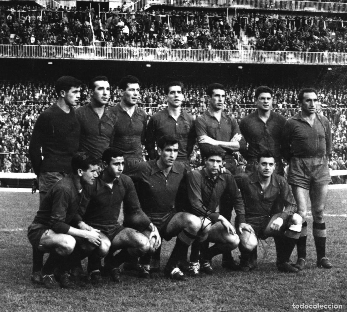 Coleccionismo deportivo: AT. OSASUNA. ALINEACI&Oacute;N PARTIDO DE LIGA 1959-1960 EN EL BERNAB&Eacute;U VS R. MADRID. FOTO
