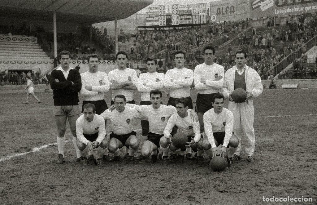 Coleccionismo deportivo: VALENCIA C.F. ALINEACI&Oacute;N PARTIDO DE LIGA 1960-1961 EN ATOCHA VS R. SOCIEDAD. FOTO