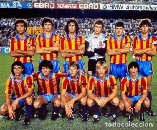 Coleccionismo deportivo: VALENCIA C.F. ALINEACI&Oacute;N PARTIDO AMISTOSO 1983 EN MESTALLA VS EL SANTOS. FOTO