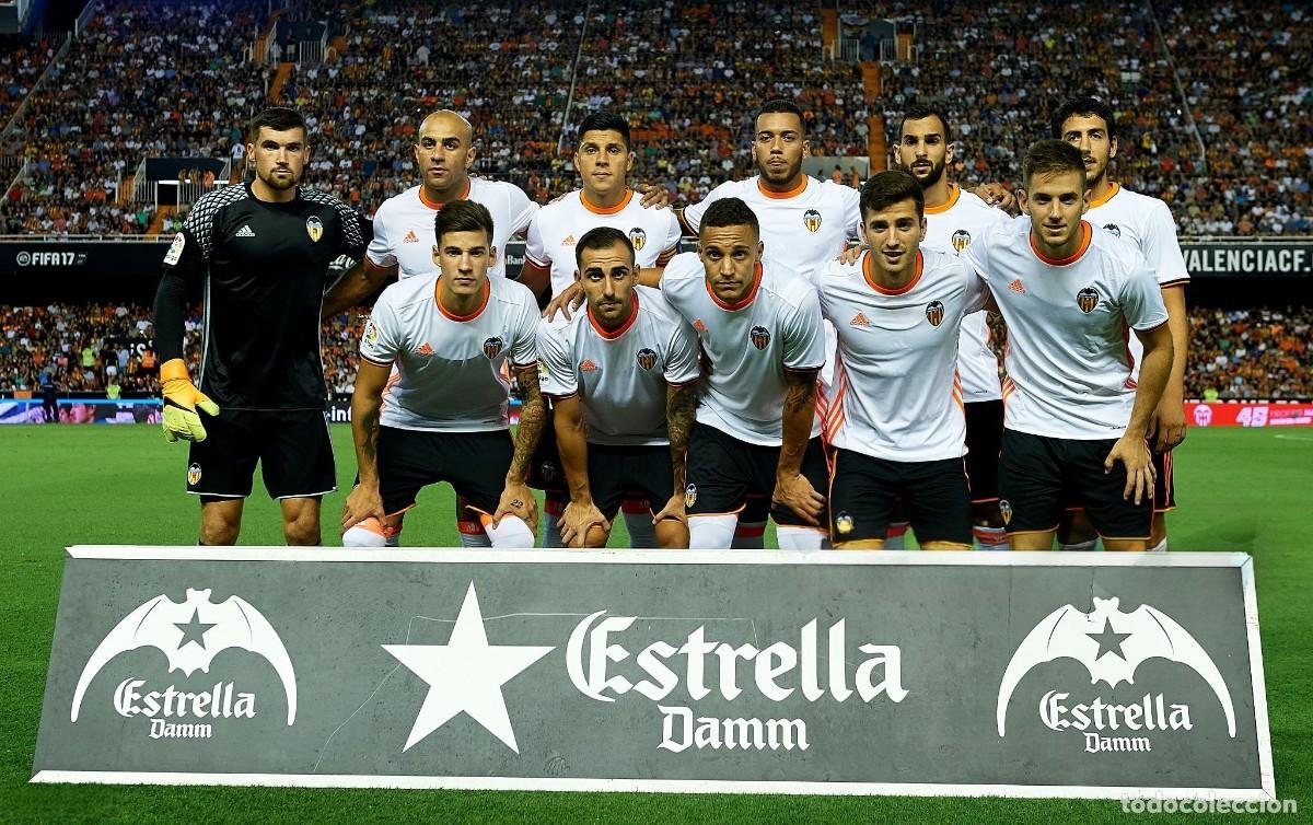 Coleccionismo deportivo: VALENCIA C.F. ALINEACI&Oacute;N TROFEO NARANJA 2016 EN MESTALLA VS LA FIORENTINA. FOTO
