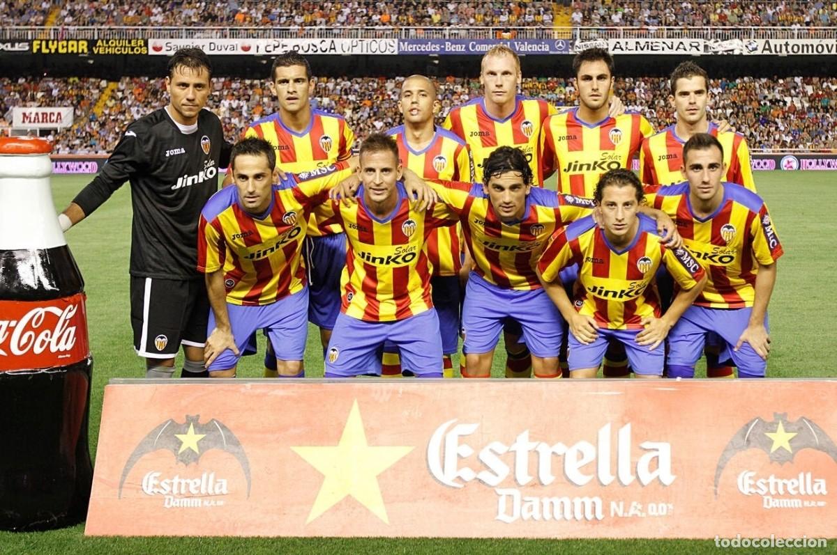 Coleccionismo deportivo: VALENCIA C.F. ALINEACI&Oacute;N PARTIDO AMISTOSO 2012 EN MESTALLA VS EL TOTTENHAM. FOTO