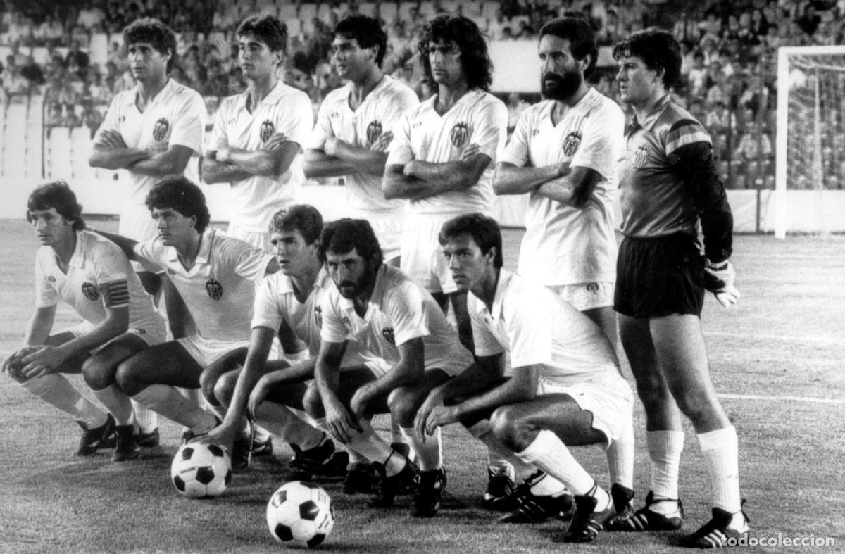 Coleccionismo deportivo: VALENCIA C.F. ALINEACI&Oacute;N PARTIDO AMISTOSO 1982 EN MESTALLA VS SPORTING P. FOTO