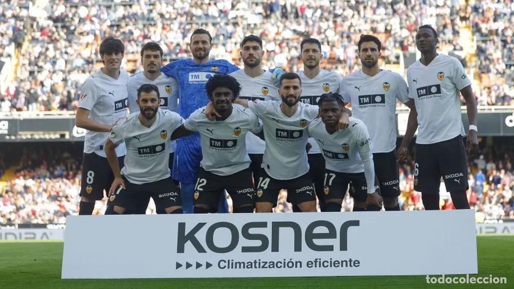 Coleccionismo deportivo: VALENCIA C.F. ALINEACI&Oacute;N PARTIDO DE LIGA 2025-2026 EN MESTALLA VS OSASUNA. FOTO