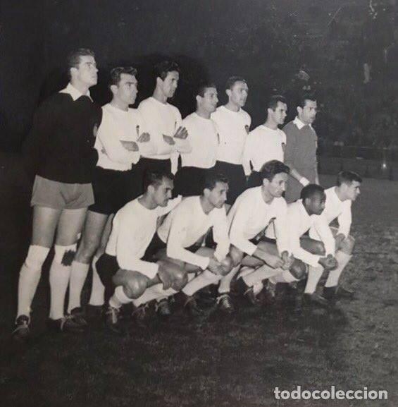 Coleccionismo deportivo: VALENCIA C.F. ALINEACI&Oacute;N PARTIDO AMISTOSO 1959 EN MESTALLA VS STADE DE REIMS. FOTO