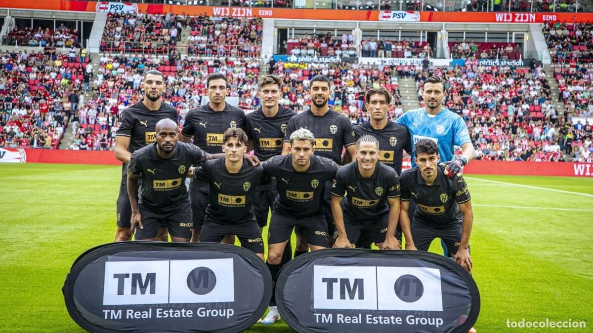 Coleccionismo deportivo: VALENCIA C.F. ALINEACI&Oacute;N PARTIDO AMISTOSO 2024 EN EL PHILIPS STADION VS PSV EINDHOVEN. FOTO