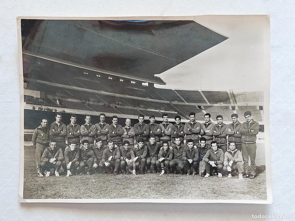 Sports collectibles: Fotograf&iacute;a gran tama&ntilde;o (24x17,5 cm) Plantilla F.C. BARCELONA
