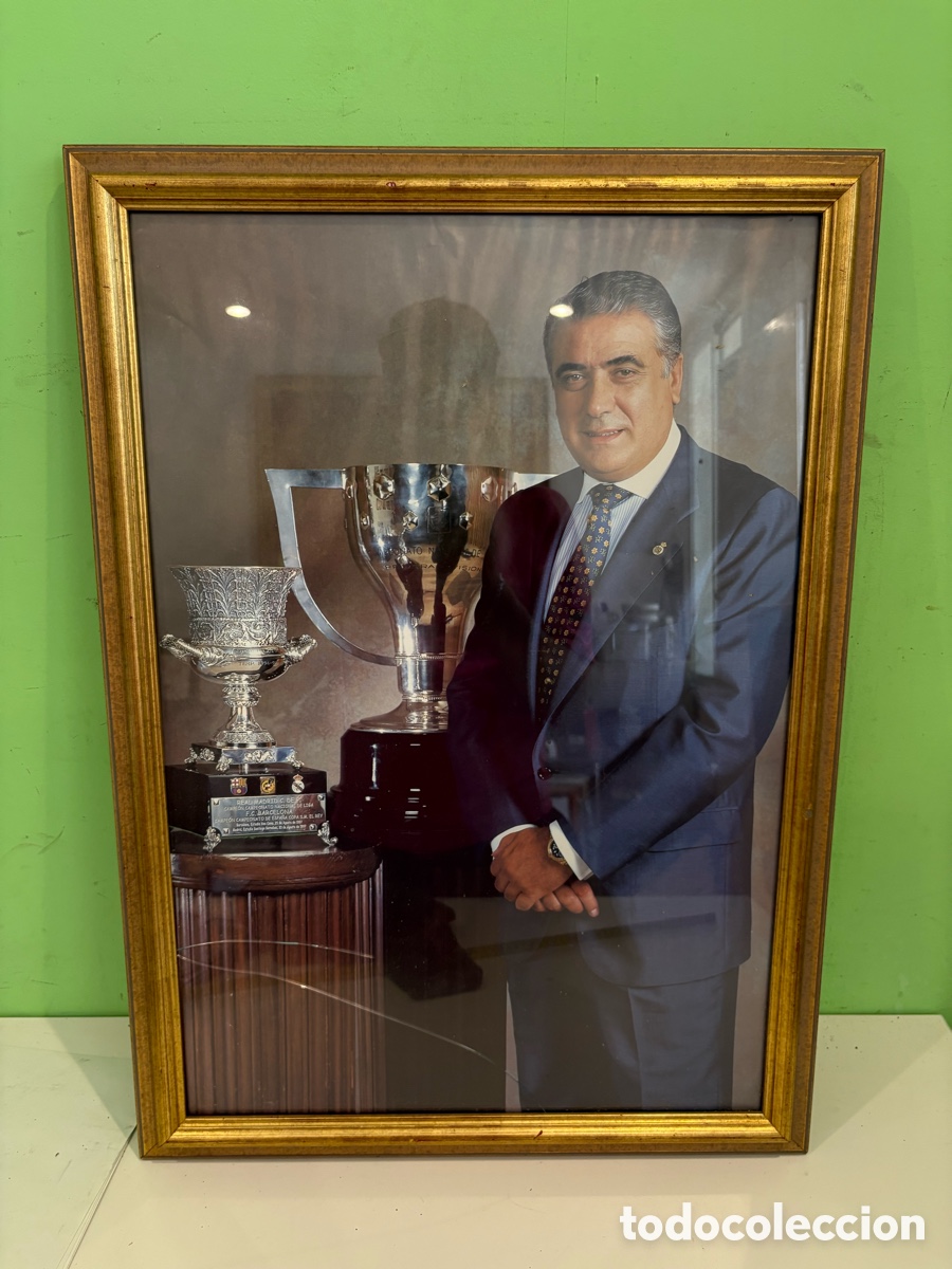 Coleccionismo deportivo: Fotograf&iacute;a oficial enmarcada de Lorenzo Sanz con trofeos del Real Madrid