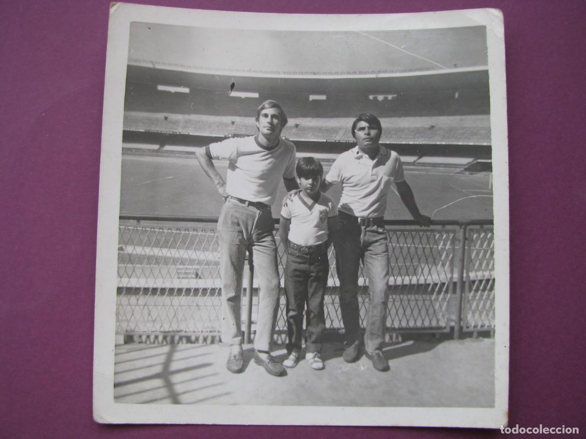 Coleccionismo deportivo: FOTO EN EL ESTADIO DE MARACAN&Aacute;. A&Ntilde;OS 1970. 12X12 CM