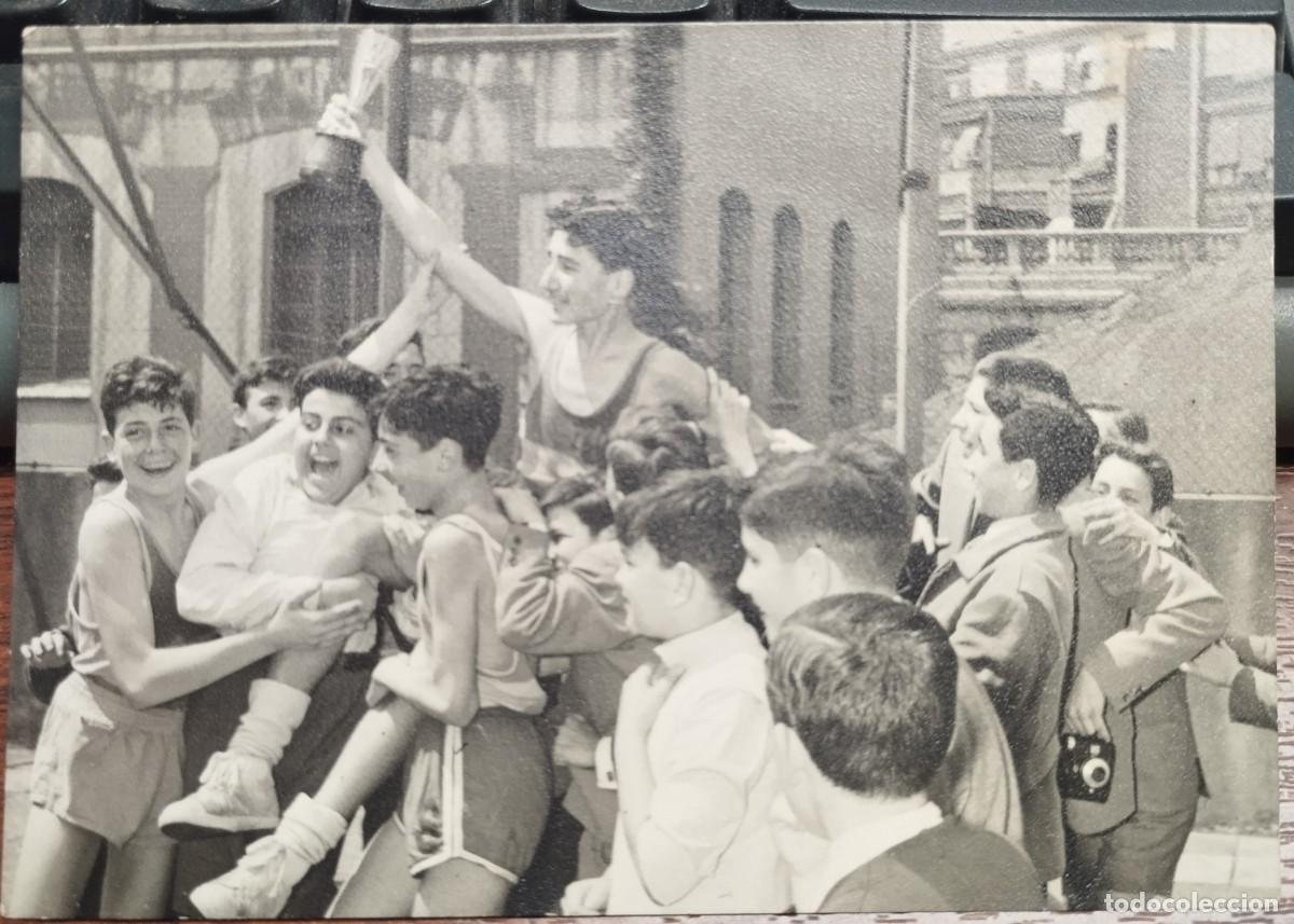 Coleccionismo deportivo: FOTO BALONCESTO LA SALLE CONDAL 15 MAYO 1959 TROFEO HERMANO DIRECTOR