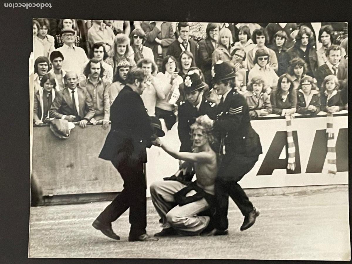 Coleccionismo deportivo: FOTOGRAFIA DE PRENSA - MANCHESTER UNITED - FAN INVADIENDO CAMPO FUTBOL - A&Ntilde;O 1974